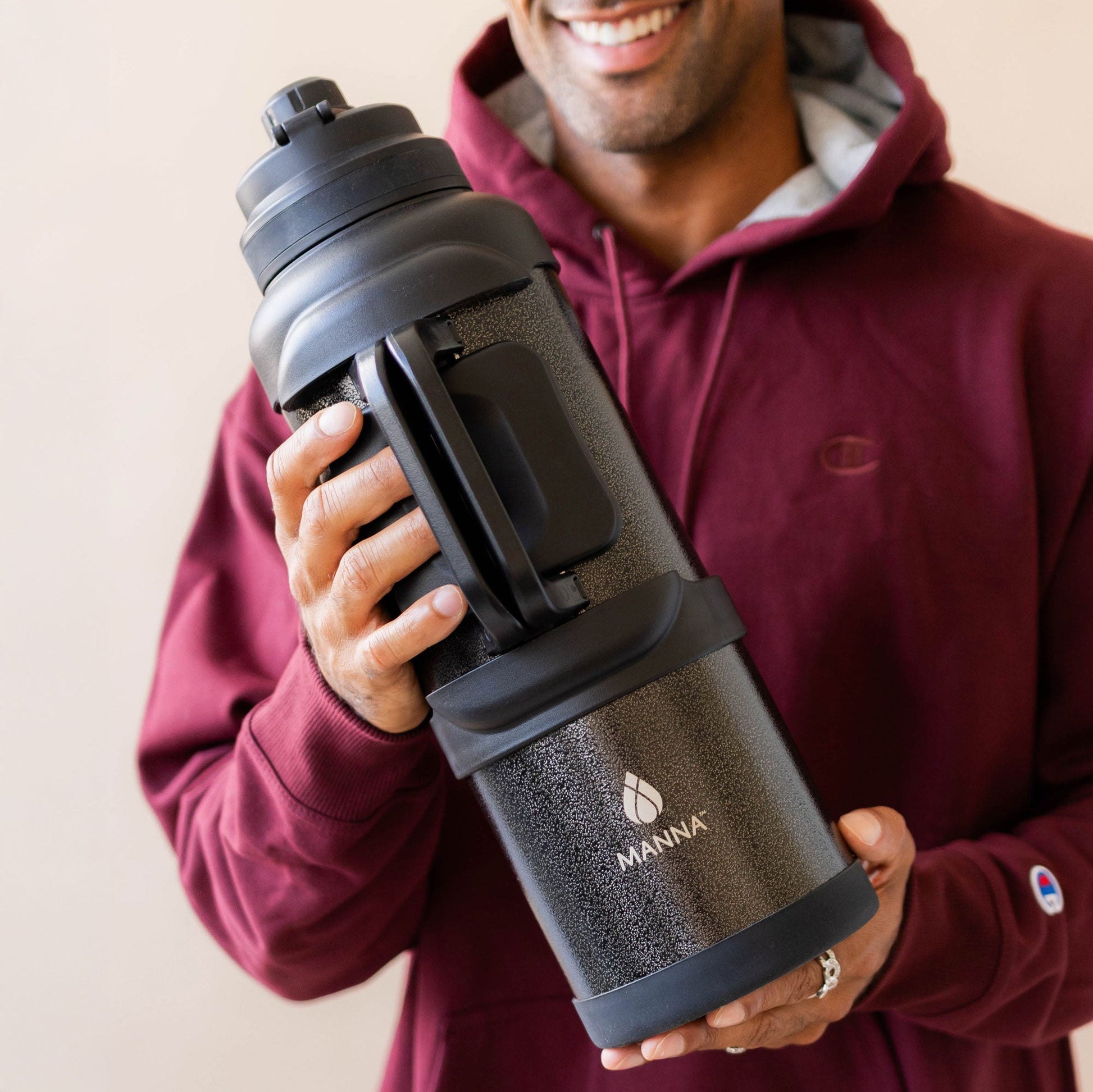 4l-titan-bottle-135-oz-q3 5Manna_Website_Lifestyles-29.jpg
